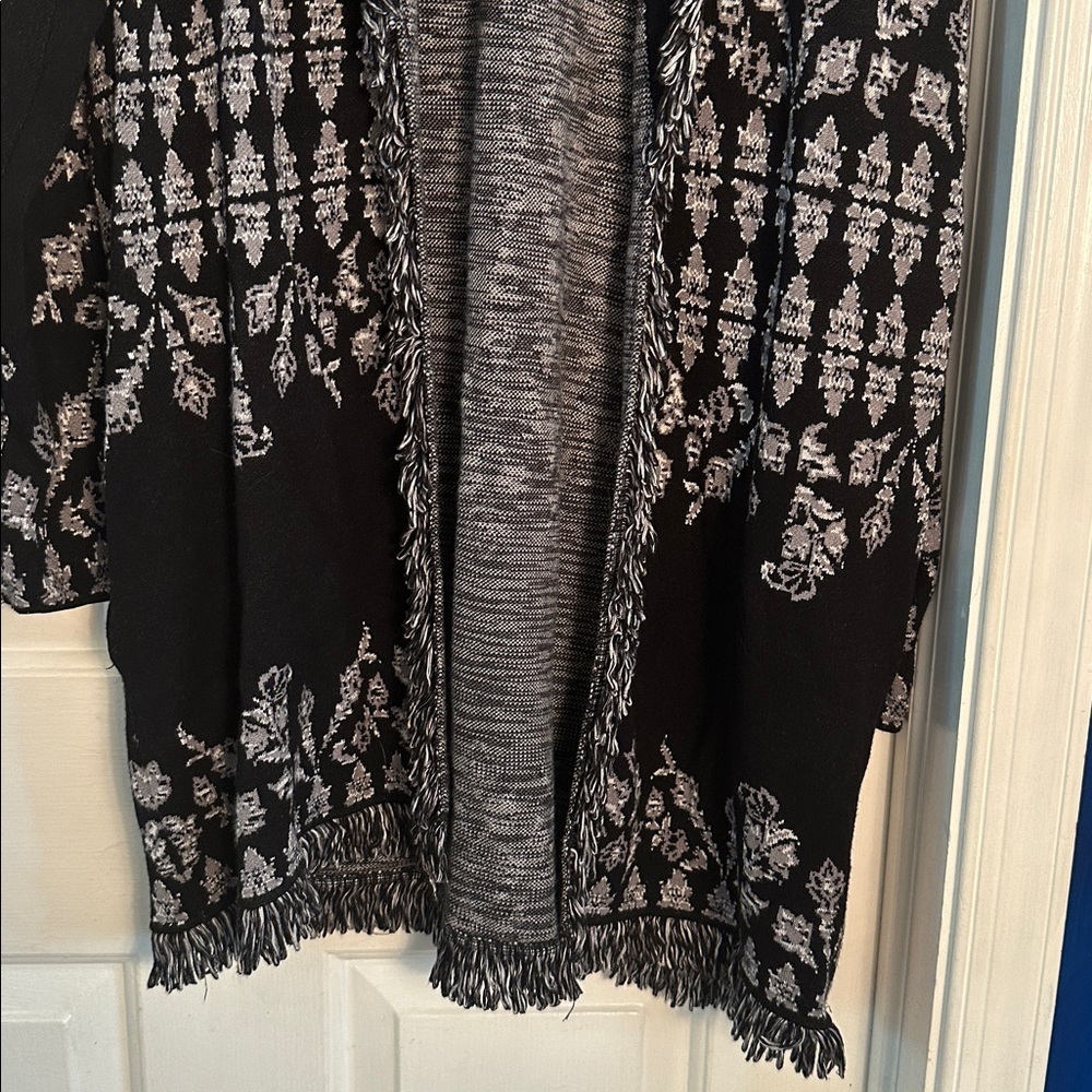 Women Chico’s Medallion Print Black & White Fringe Shawl Cardigan - Picture 3 of 6